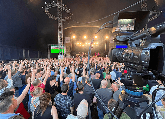 Camera en publiek tijdens festival