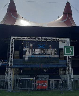 Projectiescherm buiten aan festivaltent